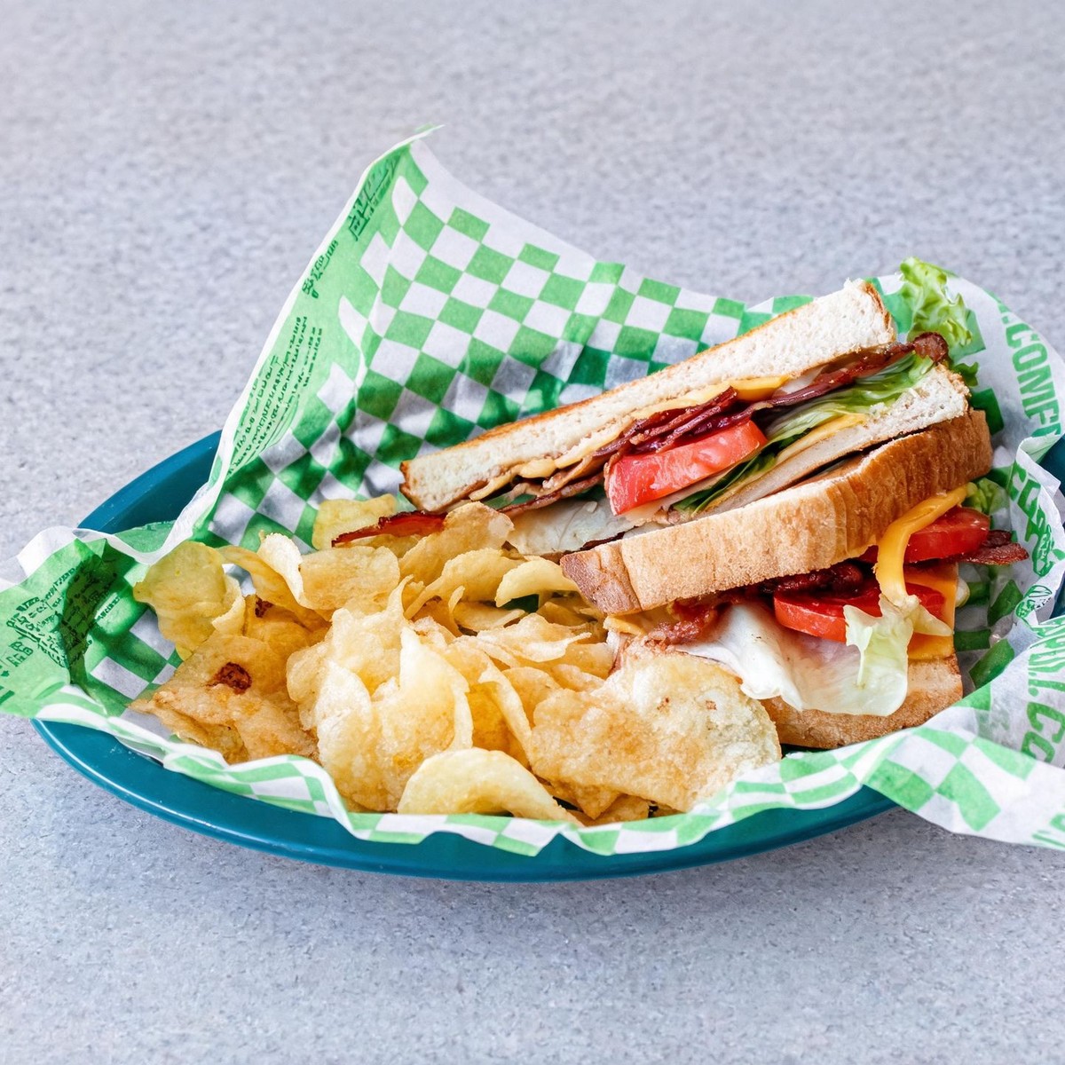 BLT sandwich with chips